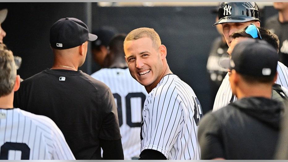 Anthony Rizzo smiles in dugout