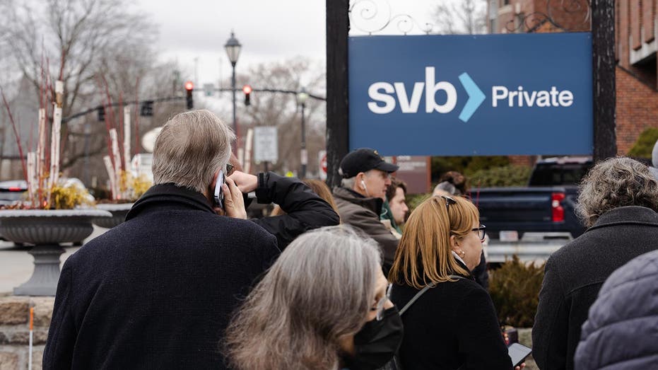 customers wait in line at Silicon Valley Bank