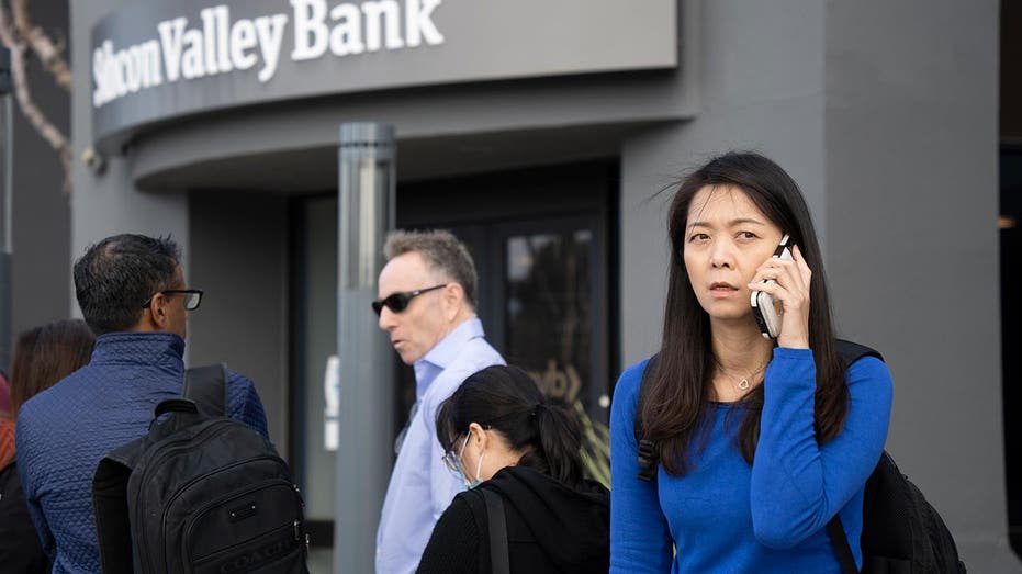 People outside Silicon Valley Bank