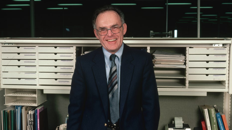 Intel Co-founder Gordon Moore Dies At 94 | Fox Business