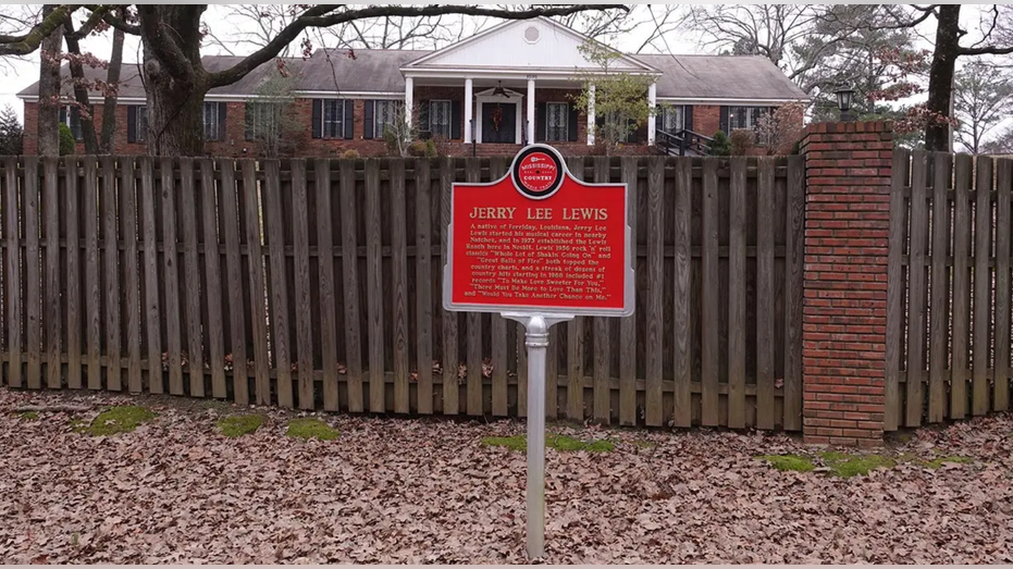 Jerry Lee Lewis ranch signs