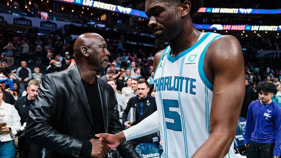 Behov for Seminary Slibende Michael Jordan in 'serious talks' to sell majority stake of Hornets: report  | Fox Business