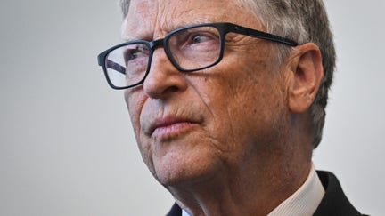 LONDON, ENGLAND - FEBRUARY 15: Microsoft founder Bill Gates reacts during a visit with Britain's Prime Minister Rishi Sunak to the Imperial College University on February 15, 2023 in London, England. (Photo by Justin Tallis - WPA Pool/Getty Images) 