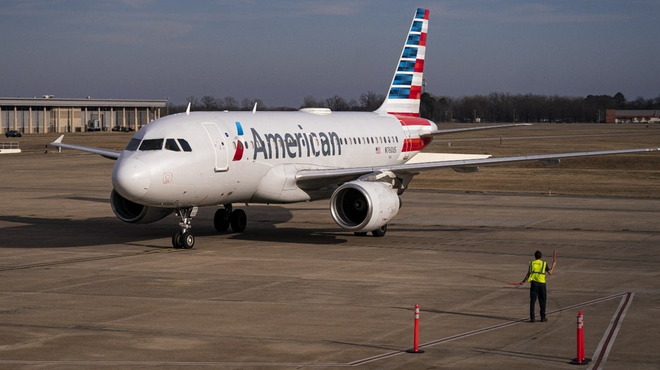 Um avião da American Airlines taxia até um portão do Aeroporto Nacional Bill e Hillary Clinton em Little Rock, Arkansas