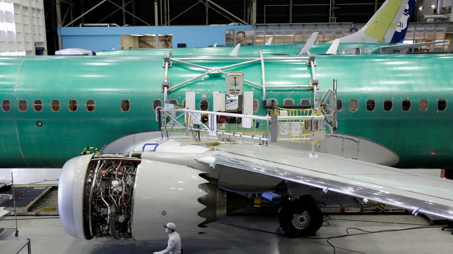 737 max-9 under construction