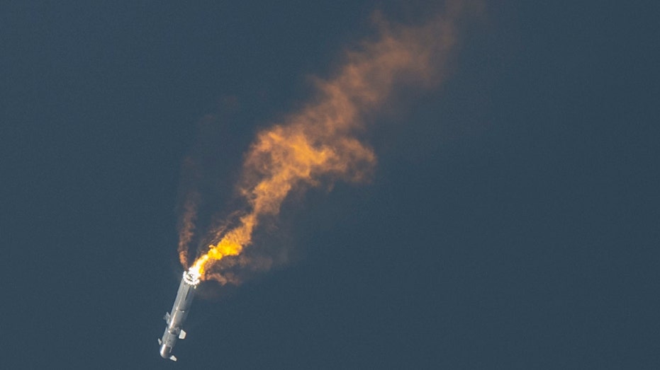 SpaceX's Starship spacecraft and Super Heavy rocket explodes