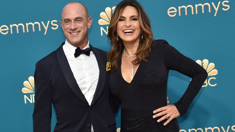 Christopher Meloni and Mariska Hargitay posing together