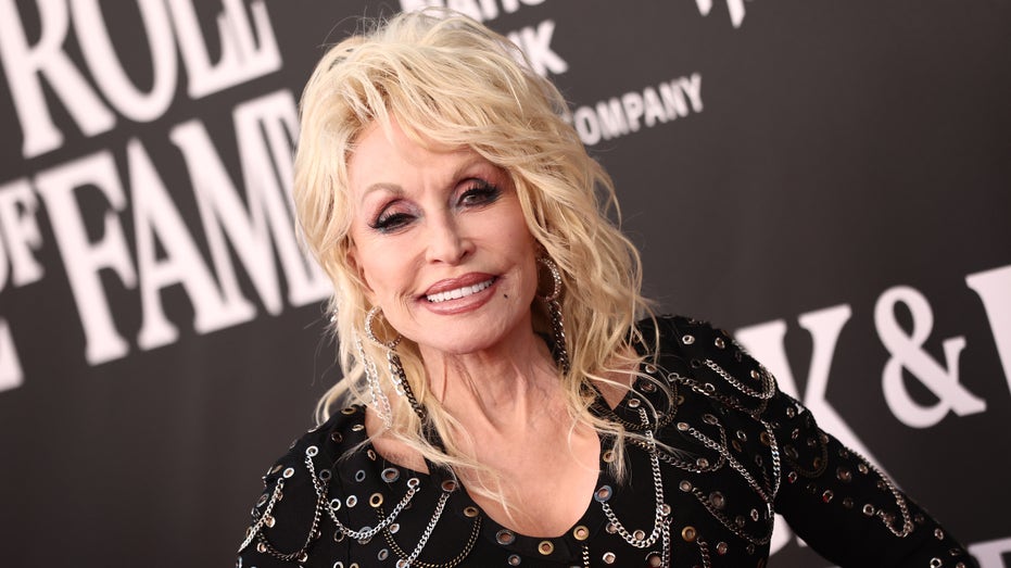 Dolly Parton poses for a photo at a red carpet event.