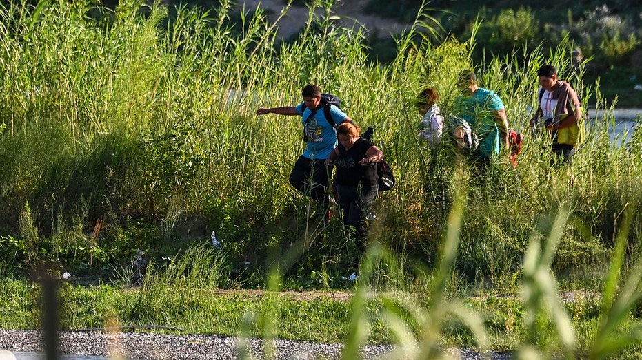 Migrants run through Carizzo plant