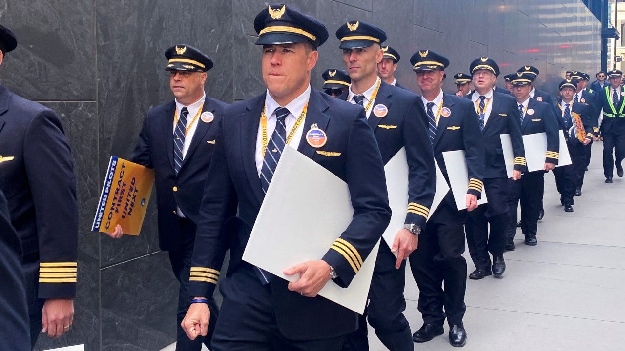 United Airlines pilots picket demanding wage increases as airlines