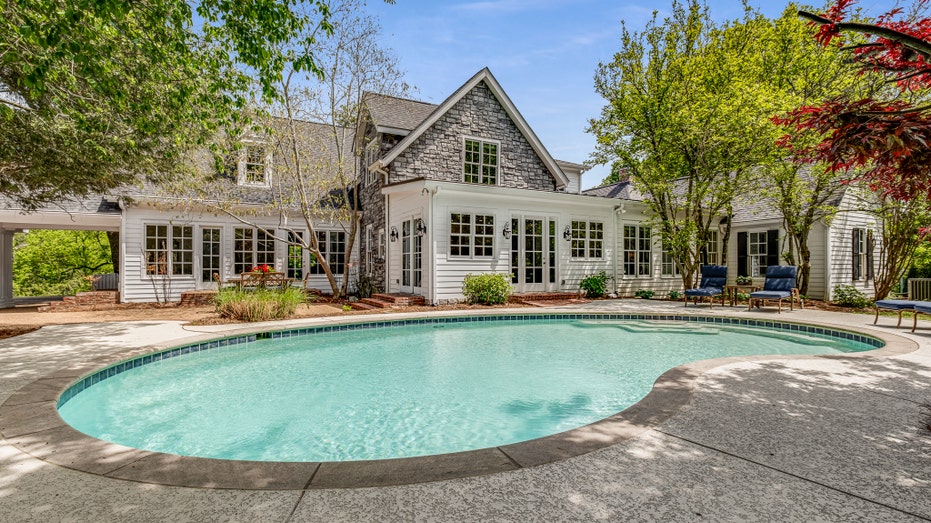 swimming pool at Trisha Yearwood estate