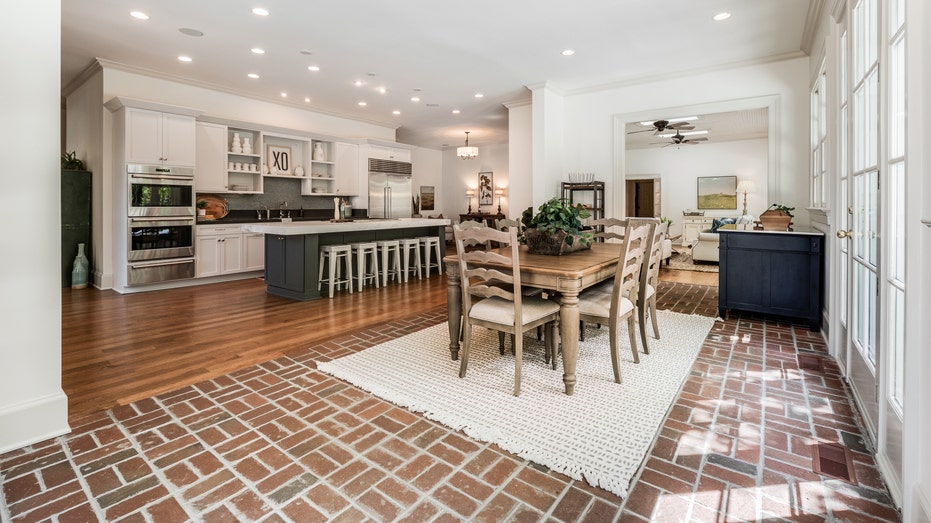 kitchen and dining room in Trisha Yearwood's estate