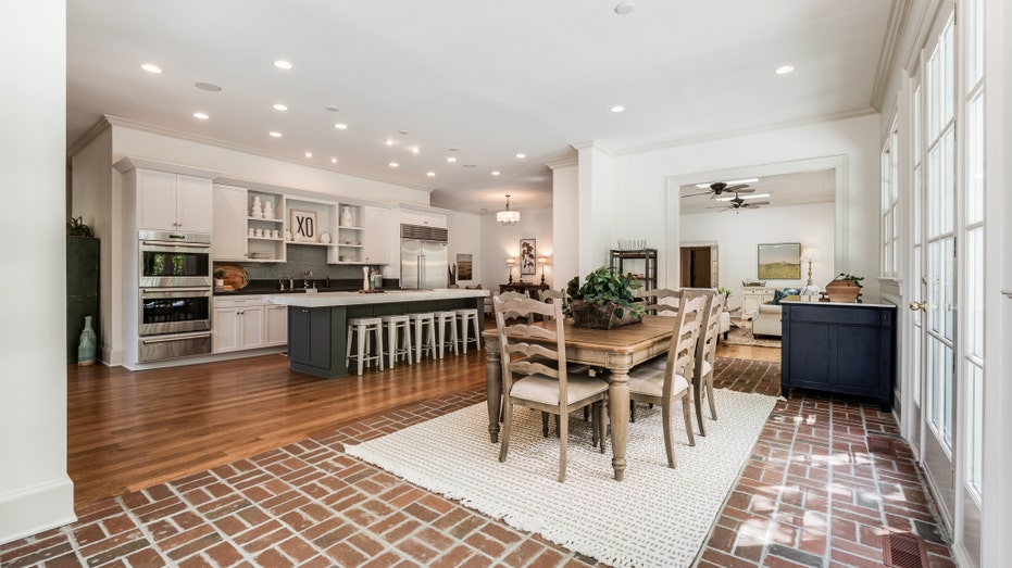 kitchen and dining room in Trisha Yearwood's estate