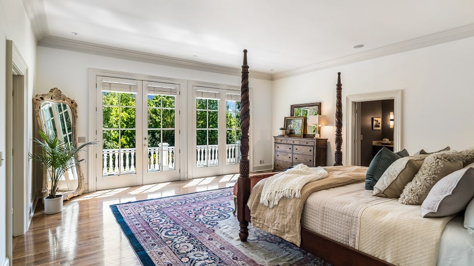 bedroom in Trisha Yearwood estate