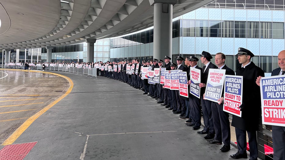 American Airlines pilots picket