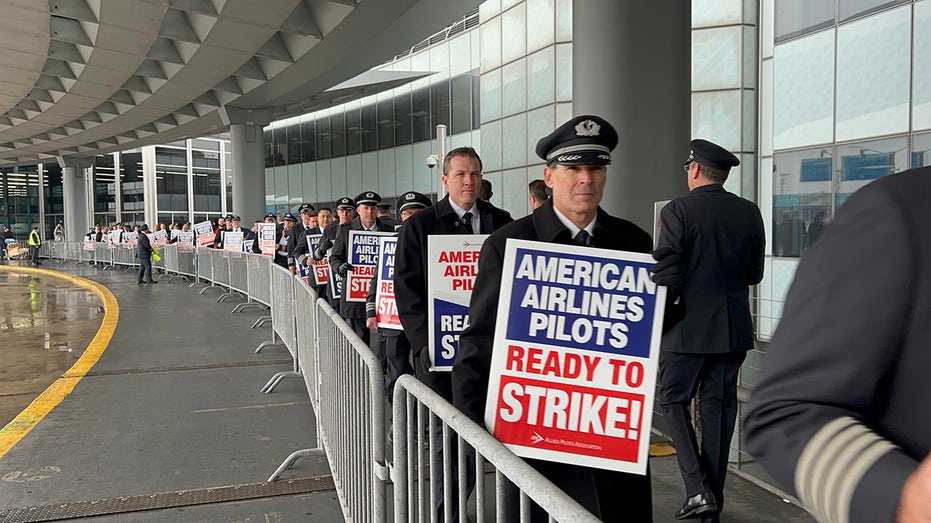 American Airlines pilots picket