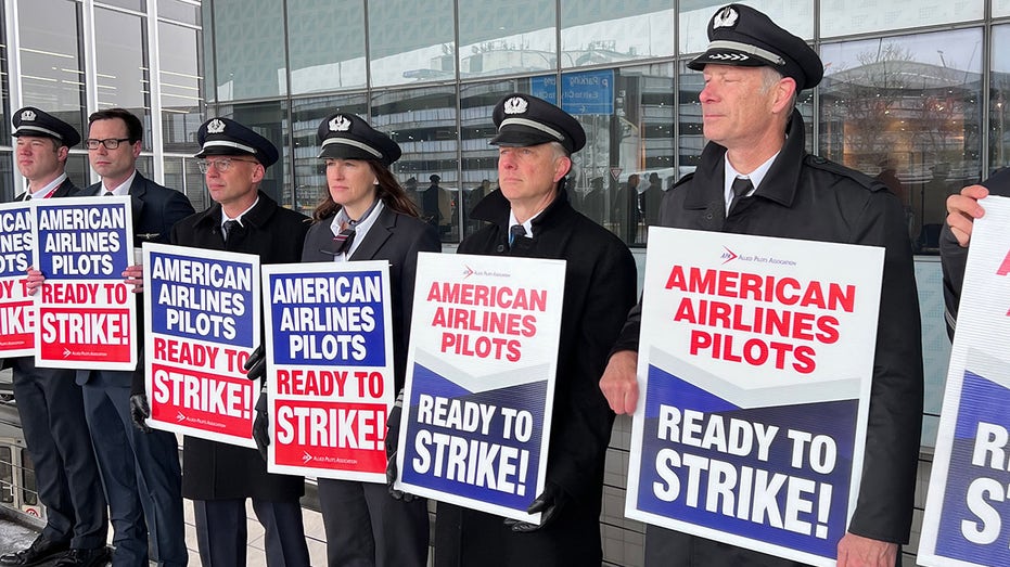 American Airlines pilots picket