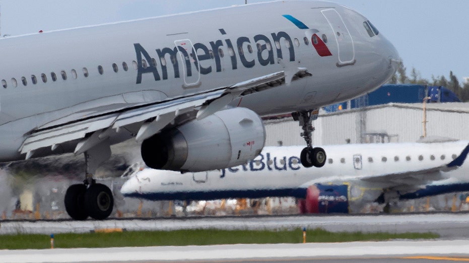 Uma American Airlines e um jato JetBlue na pista