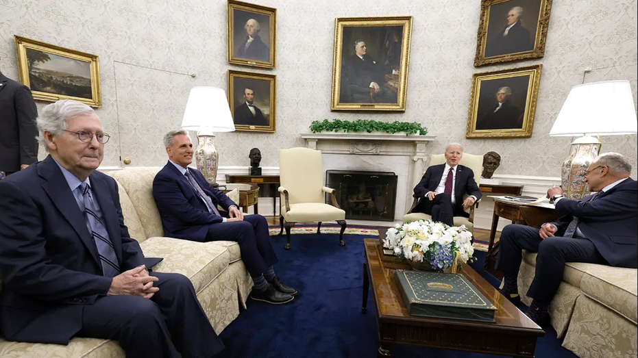 Mitch McConnell, Kevin McCarthy, President Biden and Chuck Schumer in meeting