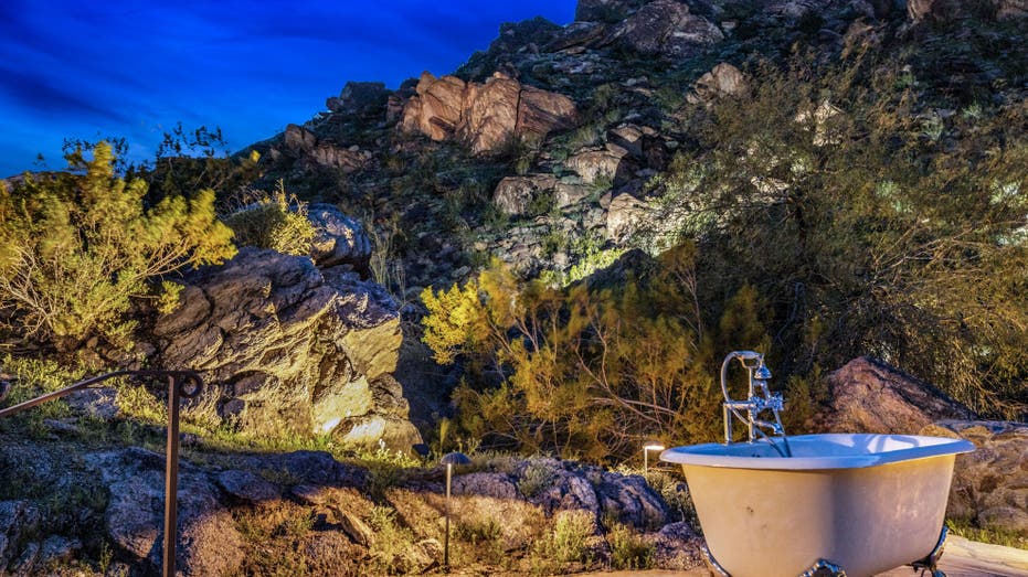 Outdoor bathtub