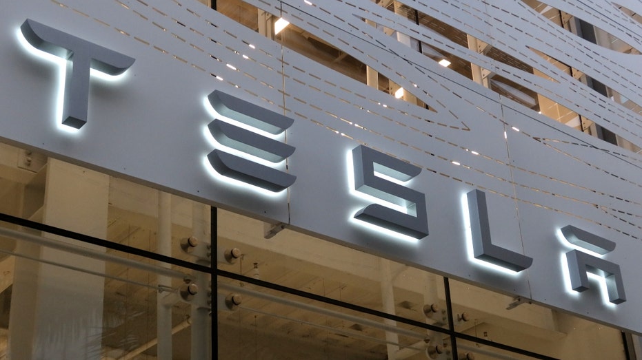 A Tesla logo