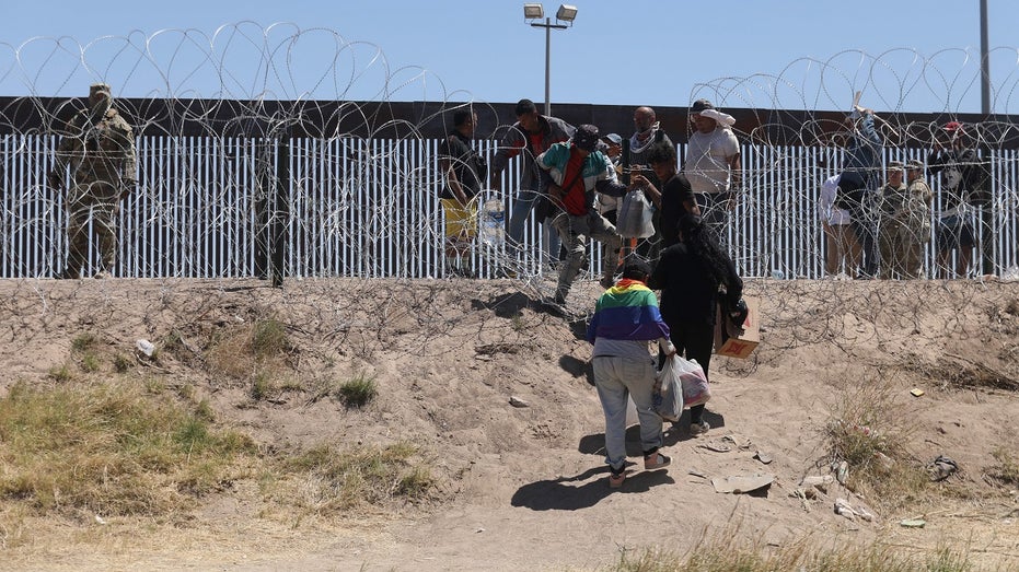 Migrants pouring across US-Mexico border