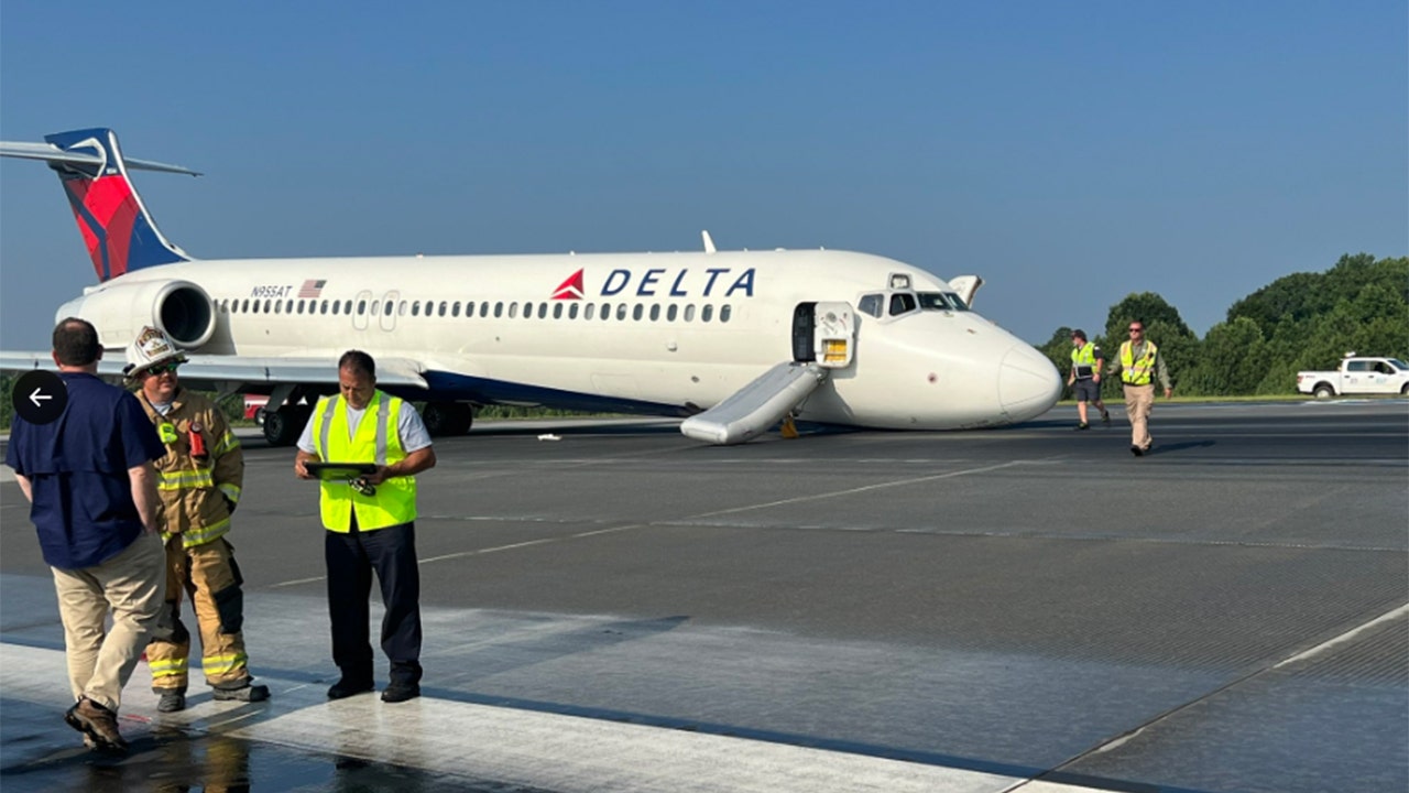 Delta flight touches down at North Carolina airport without front