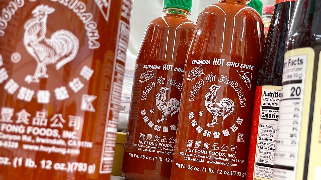 Huy Fong Sriracha 28 oz. Large Bottle Hot Chili Sriracha Sauce