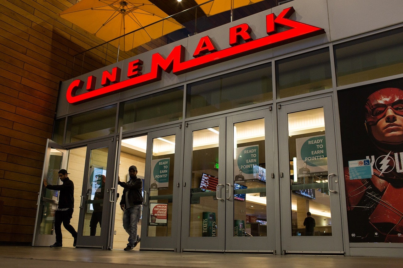Texas man sues movie theater chain, alleges ‘deceptive’ drink sizes - Fox Business image