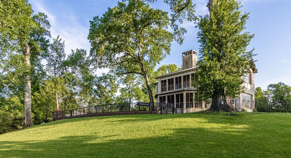 The Lodge in Hunters Creek's guest house and lawn. 