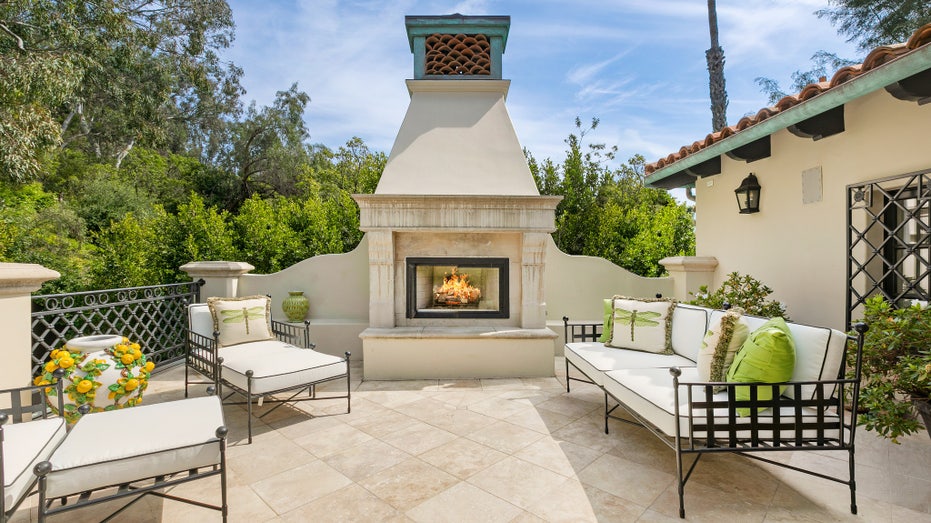 Sofia Vergara estate balcony