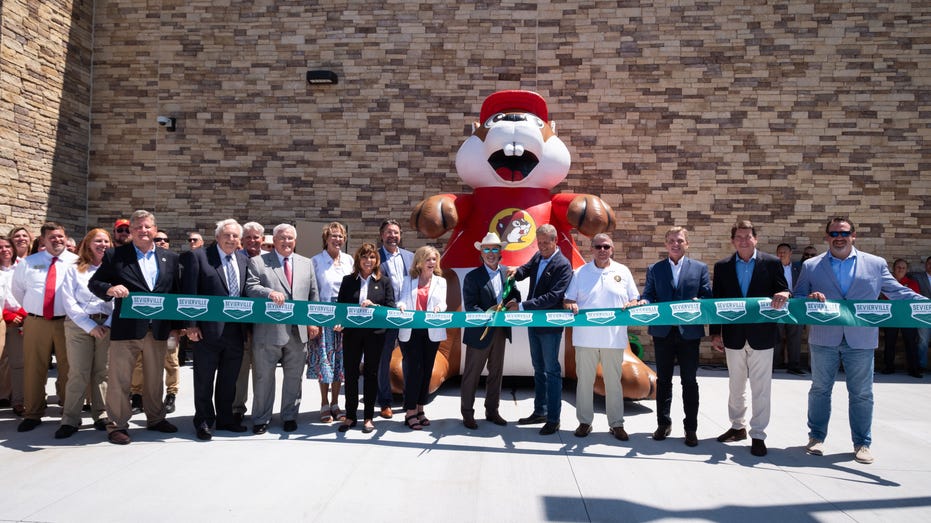 Politicians attend Buc-ee's ribbon-cutting ceremony