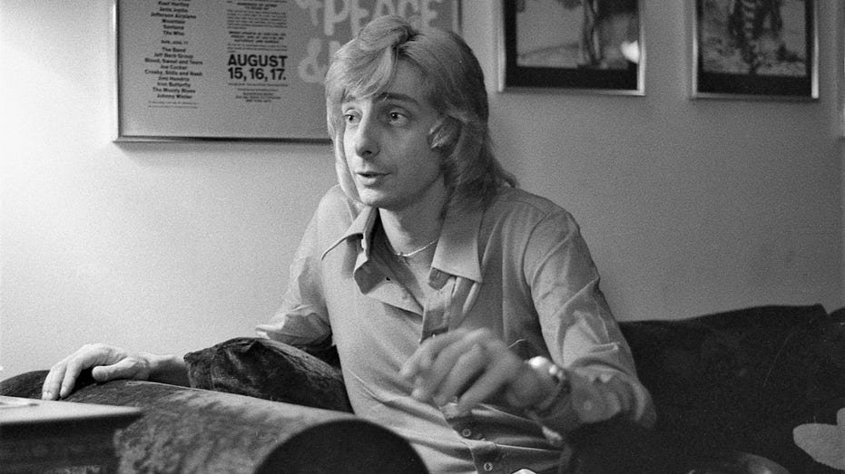 Black and white photo of Barry Manilow in the 1970s