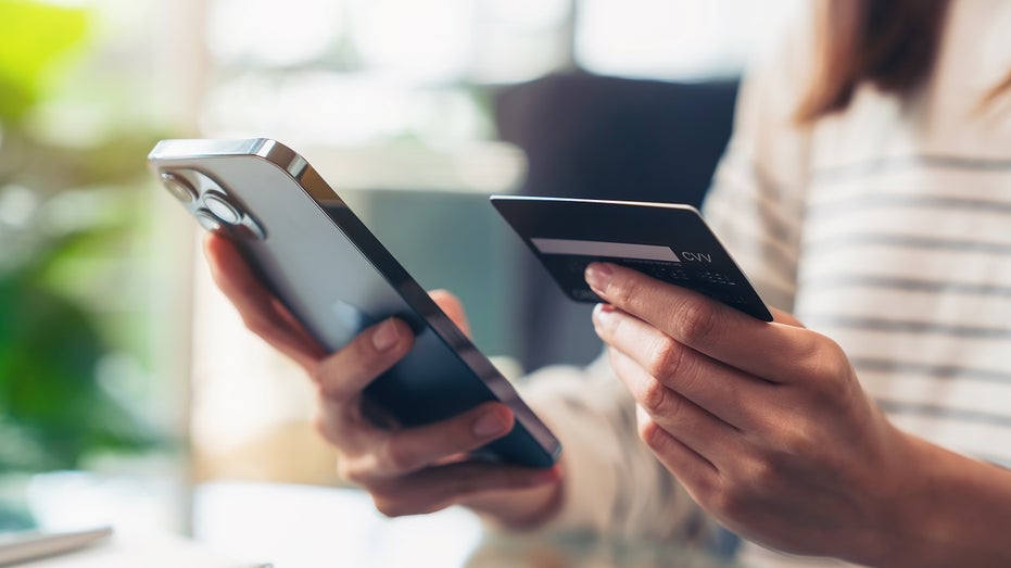 Vrouw met creditcard en telefoon