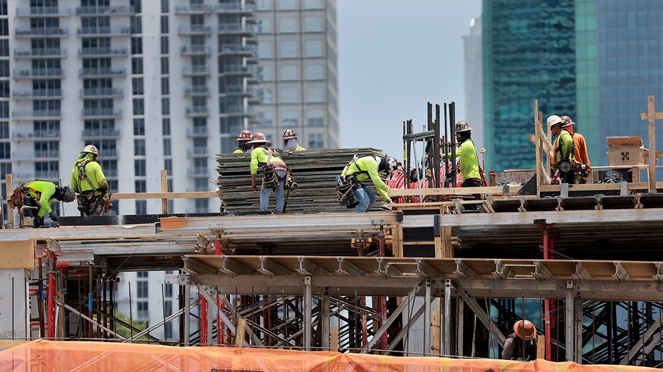 Pracownicy budowlani na miejscu pracy w Miami
