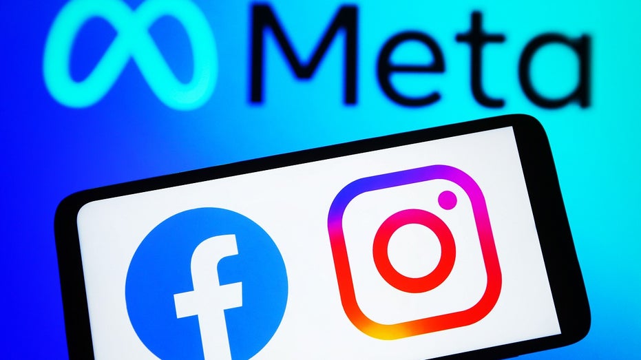 meta logo dengan logo facebook dan instagram di smartphone