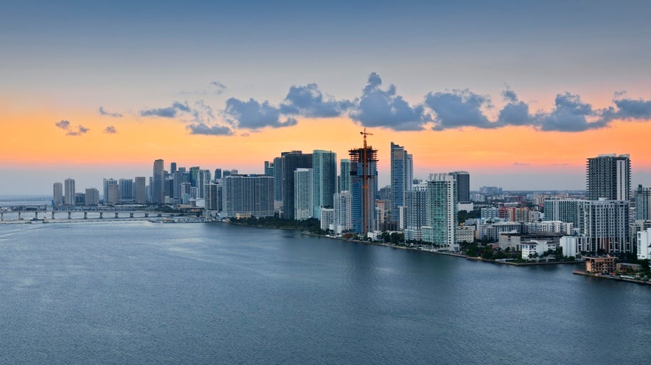 Lihat cakrawala Miami saat matahari terbenam