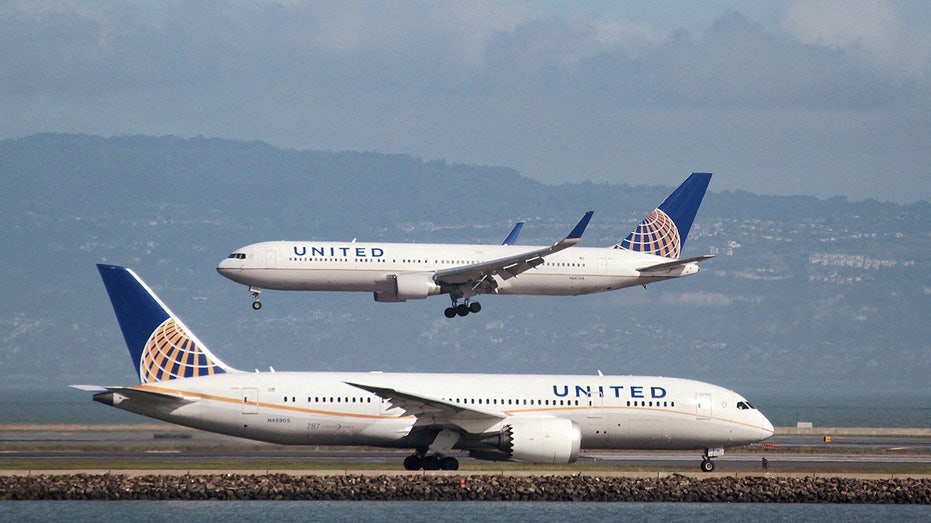 A United Airlines Boeing 787 taxis 