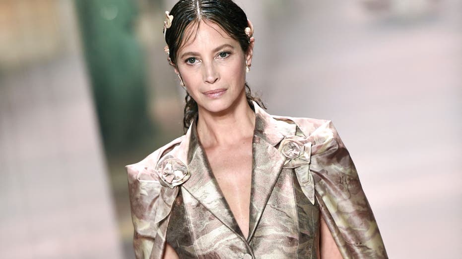christy turlington on runway in 2021