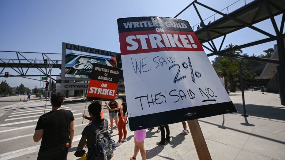 Strikers hold signs at Universal Studios