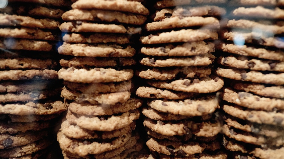 Chips Ahoy! Thins stacked in rows.