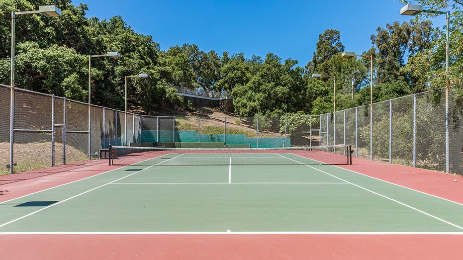 tennis court 