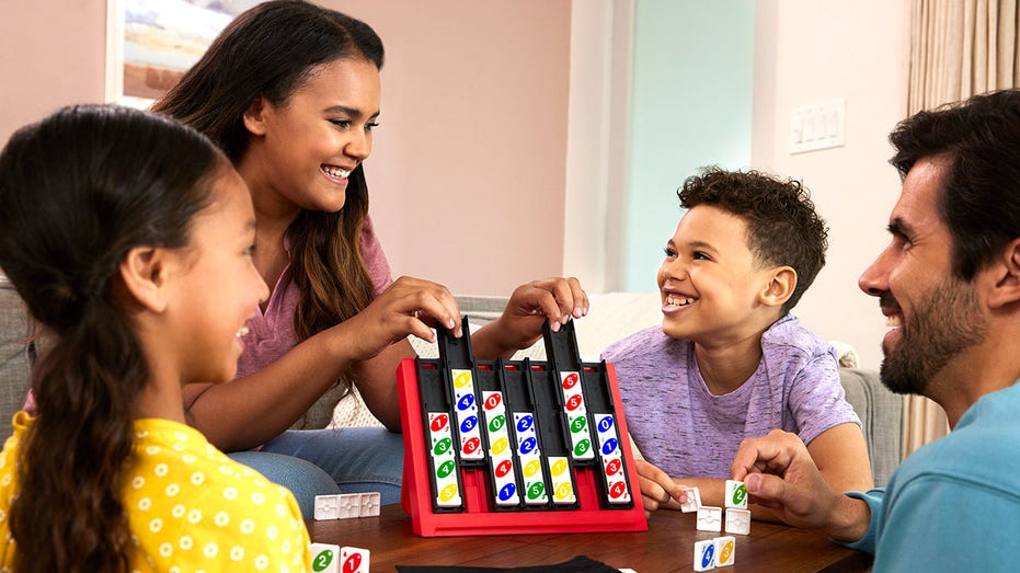 family plays uno quatro