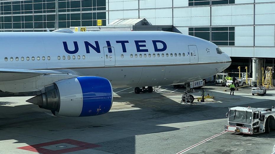 United Airlines jetliner