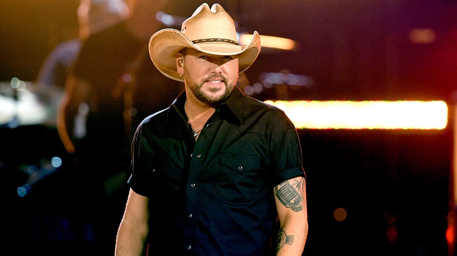 Jason Aldean onstage