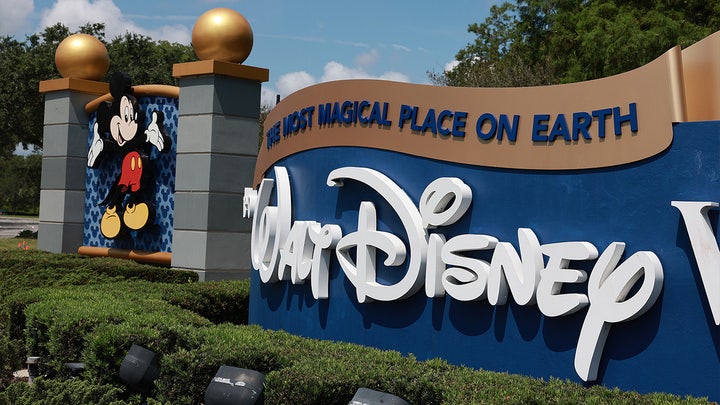 Uma placa perto da entrada do Walt Disney World em Orlando, Flórida, em 22 de maio. (Joe Raedle/Getty Images/Getty Images)