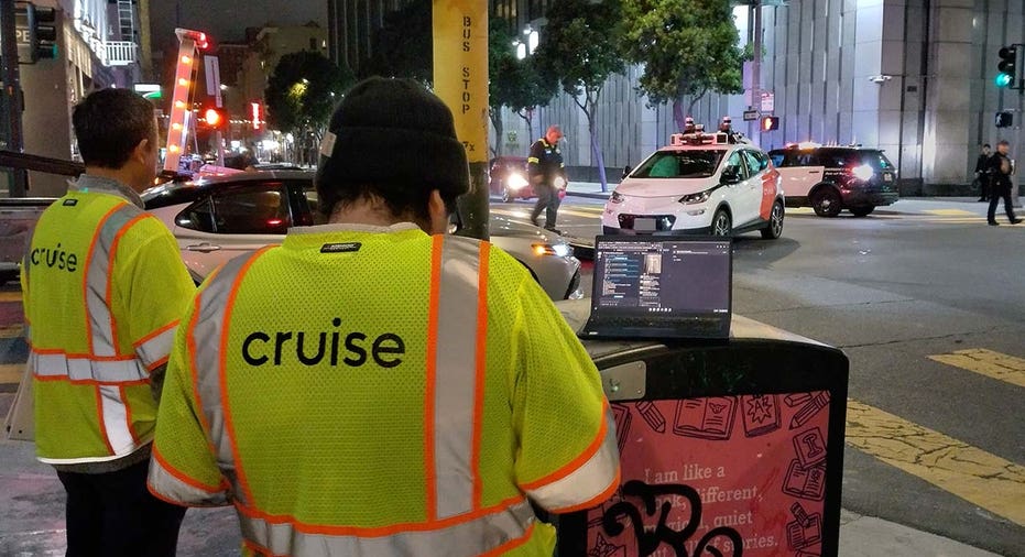 A driverless Cruise sits in the intersection after allegedly colliding with a firetruck