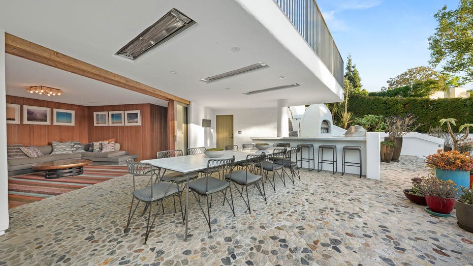 Howard Hughes mansion pizza oven