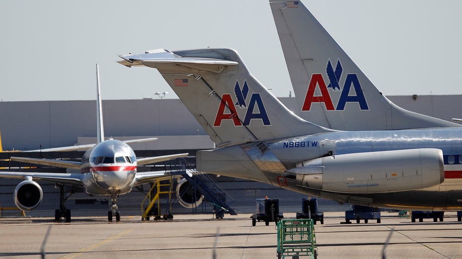 Gli aerei dell'American Airlines siedono vicino all'hangar dell'aeroporto internazionale di Dallas/Fort Worth, in Texas