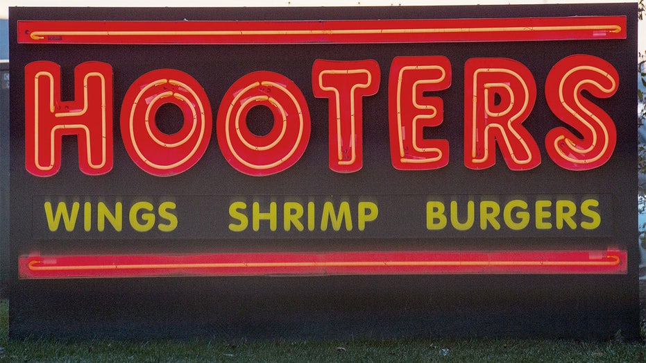 hooters restaurant
